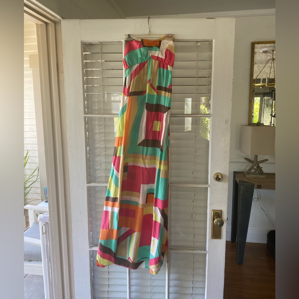 Absolutely beautiful strapless dress very light and flowy slits up the side